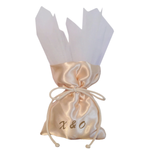 Προσωποποιημένη μπομπονιέρα μπεζ γάμου ή βάπτισης.