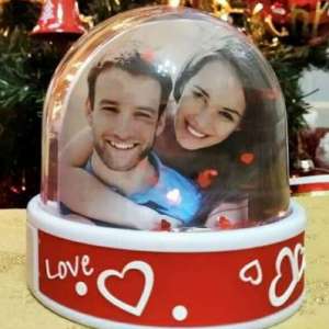 Προσωποποιημένη χιονόμπαλα δύο όψεων με καρδούλες